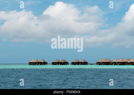 24 octobre 2015 - Bungalows sur une île tropicale, de Rasdhoo atoll, Maldives, océan Indien (crédit Image : © Andrey Nekrasov/ZUMA/ZUMAPRESS.com) fil Banque D'Images