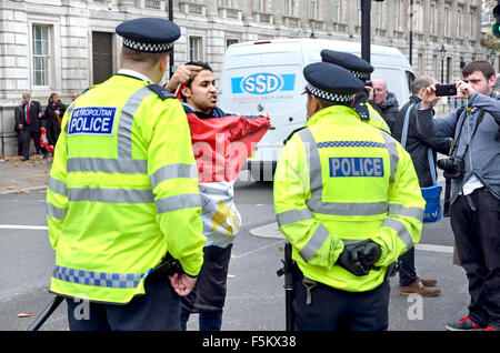 Les agents de police affronter et essayer de déplacer sur un démonstrateur pour protester contre le président de l'Égypte, Sisi, Londres le 5 nov. Banque D'Images