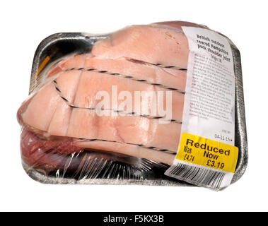 Articulation de l'épaule de porc à partir d'un supermarché Sainsburys (britannique) prix réduit sur sa date de péremption Banque D'Images