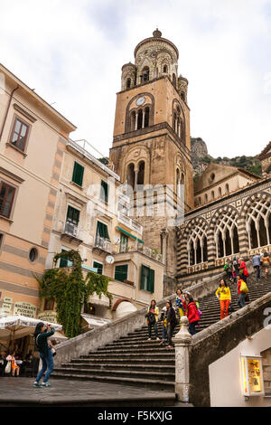 Les touristes posent devant la cathédrale de Milan, le Duomo di Amalfi (également appelé Cattedrale di Sant'Andrea) à Milan, Italie Banque D'Images