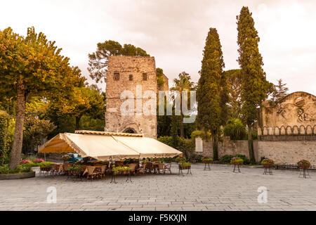 Entrée voûtée de la tour Villa Rufolo Sur la Piazza Duomo, le centre historique du village de Ravello, Italie Banque D'Images