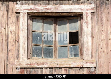 Fenêtre d'une vieille maison en bois Banque D'Images
