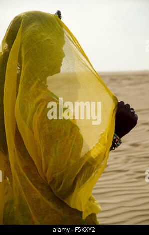 Femme en voile désert de Thar, Jaisalmer, Rajasthan, Inde, Asie, M.# 704 Banque D'Images