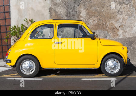 Fiat 500 Cinquecento jaune garée dans une rue de Positano sur la côte Amalfi, Italie Banque D'Images