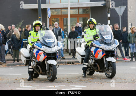 Deux policiers sur des motos dans la rue sont à regarder la circulation. Banque D'Images