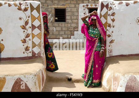 Femme debout mur peint de hut, Jaisalmer, Rajasthan, Inde, Asie, pas de mr Banque D'Images