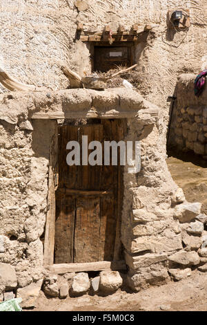 L'Inde, l'Himachal Pradesh, le Spiti Valley, Kibber, petite porte en bois de construction traditionnelle maison en pierre Banque D'Images