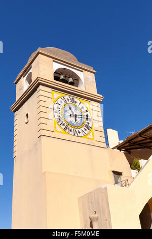 La tour de l'horloge sur la Piazza Umberto I, La Piazzetta, la place principale de la ville de Capri sur l'île de Capri, Italie Banque D'Images