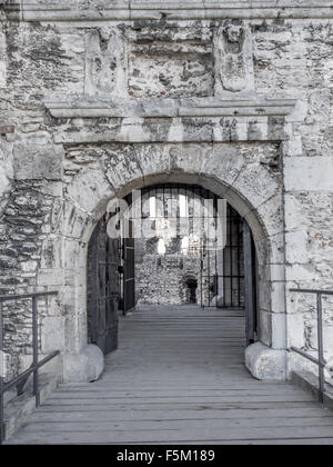 La porte d'entrée des ruines du château médiéval, situé à Ogrodzieniec sur la piste du nid des aigles, des hautes terres Krakow-Czestochowa Banque D'Images