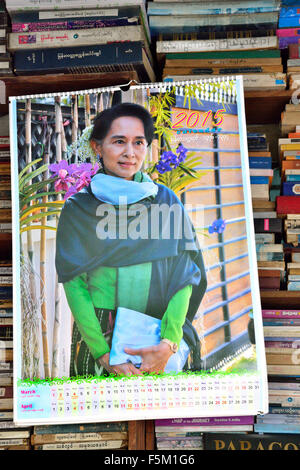 Calendrier 2015 de 'La Dame ' l'icône démocratique,et leader de Ligue nationale pour la démocratie .Aung San Suu Kyi, vu en vente dans une librairie sur les rues de Yangon (Rangoon), Myanmar (anciennement connu sous le nom de Birmanie). Banque D'Images