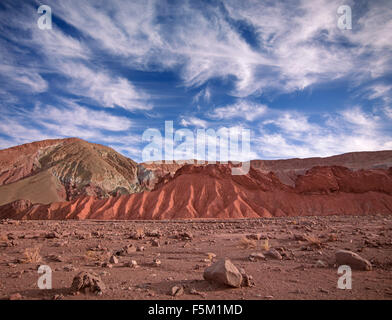 Formations rocheuses dans la vallée de l'arc-en-ciel. San Pedro de Atacama, désert d'Atacama, Chili. Banque D'Images