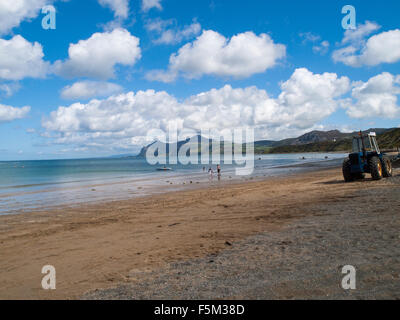 Un tracteur sur Morfa Plage de Nefyn sur la péninsule de Llyn au Pays de Galles, Royaume-Uni Banque D'Images