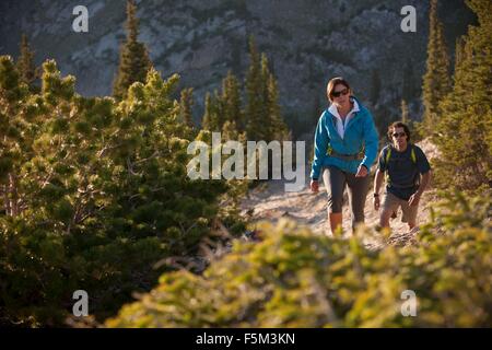 Randonneurs sur le sentier de crête au coucher du soleil, Catherine's Pass, montagnes Wasatch, Utah, USA Banque D'Images