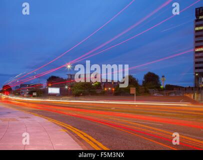 Highway traffic light trails à partir de la route au crépuscule Banque D'Images