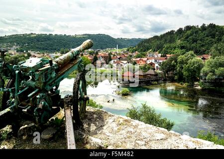 Vieux fusil sur la forteresse au-dessus de rivière Una à Bosanska Krupa. Banque D'Images