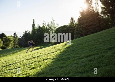 Jeune femme faisant fonctionner la formation sur la colline parlementaire à park Banque D'Images