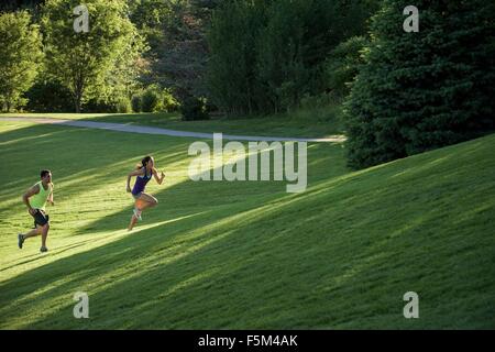 Jeune homme et femme faire les courses d'entraînement sur la colline parlementaire à park Banque D'Images