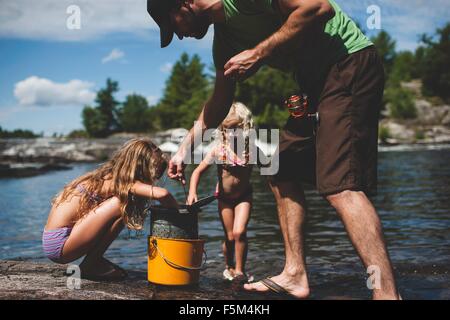 Père et filles pêche, Kings Lake, Ontario, Canada Banque D'Images