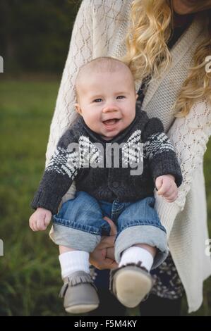 Portrait Portrait de bébé garçon et sa mère dans le champ Banque D'Images