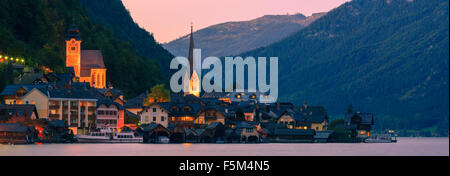 Coucher du soleil à Hallstatt, dans la région de l'Autriche est un village dans la région du Salzkammergut, une région en Autriche. Banque D'Images