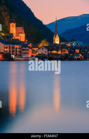 Coucher du soleil à Hallstatt, dans la région de l'Autriche est un village dans la région du Salzkammergut, une région en Autriche. Banque D'Images