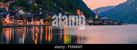 Coucher du soleil à Hallstatt, dans la région de l'Autriche est un village dans la région du Salzkammergut, une région en Autriche. Banque D'Images