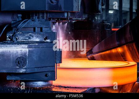 Close up de la fabrication de l'anneau d'acier rouge dans Foundry Banque D'Images