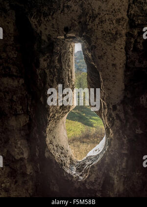 Mur fortifié meurtrière dans le château médiéval Ogrodzieniec, sur la piste du nid des aigles, des hautes terres Krakow-Czestochowa Banque D'Images