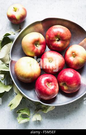 Pommes dans bol, overhead view Banque D'Images