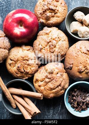 Muffins aux pommes, cannelle et girofle, overhead view Banque D'Images