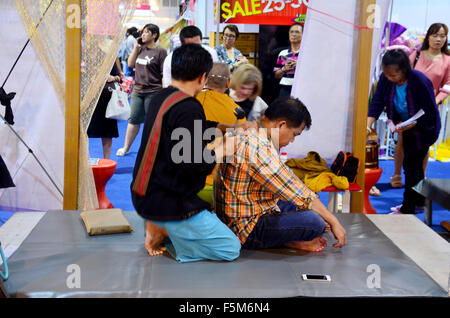 Les Thaïlandais Massage thaïlandais Massage ou Tok-Sen hammer punch line au moment de l'impact Muang Thong Thani le 16 octobre, 2015 dans Nonthaburi, Th Banque D'Images