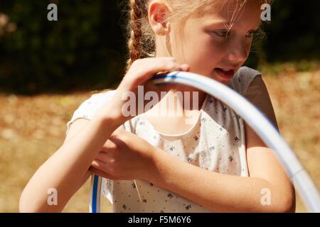 Portrait of Girl holding hula hoop à bas smiling Banque D'Images