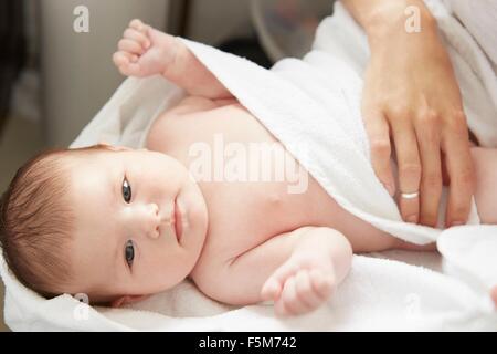 Mère rétractable bébé avec couverture en double Banque D'Images