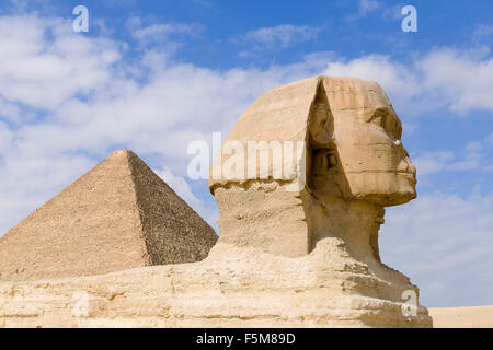 L'Égypte, Le Caire : le Grand Sphinx et la grande pyramide de Gizeh (également connu sous le nom de la pyramide de Chéops et la pyramide de Kheops) Banque D'Images