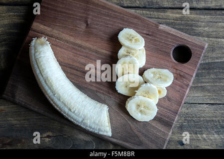 Tranches de banane sur une planche à découper, d'en haut Banque D'Images