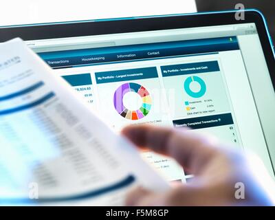 Les performances du contrôle des investisseurs de portefeuille financier alors que l'examen de l'énoncé de l'investissement en ligne Banque D'Images