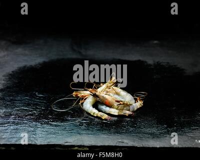 High angle view of pile de matières premières crevettes malgaches sur ardoise humide Banque D'Images