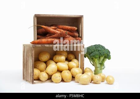 Caisses en bois remplies de carottes fraîches et les pommes de terre et brocoli Banque D'Images