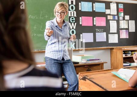 Enseignante s'adresse à des étudiants en classe Banque D'Images