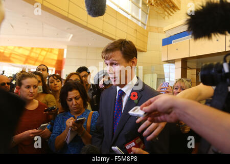 Sharm El Sheikh, La Mer Rouge, en Égypte. Nov 6, 2015. Ambassadeur britannique en Égypte John Casson (C) parle aux journalistes à l'aéroport de Charm el-Cheikh, Égypte's Red Sea Resort, le 6 novembre, 2015. Huit des 29 vols réguliers de quitter l'Egypte Charm el-Cheikh pour la Grande-Bretagne le vendredi, un officiel égyptien a dit, un jour après la Grande-Bretagne, tous les combats entre les deux pays en raison d'une récente compagnie aérienne russe crash sur la péninsule du Sinaï. Credit : Ahmed Gomaa/Xinhua/Alamy Live News Banque D'Images