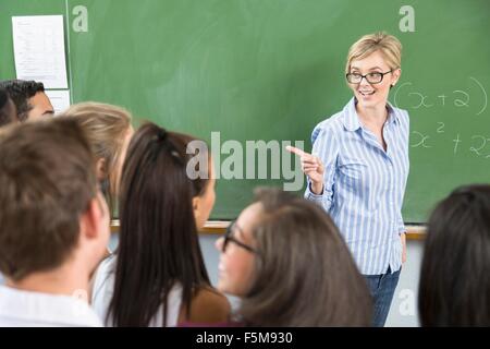 S'adresse à des étudiants de l'enseignant en salle de classe Banque D'Images