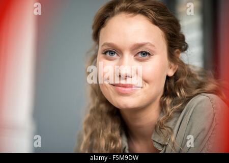 Portrait de belle jeune femme aux longs cheveux blonds Banque D'Images