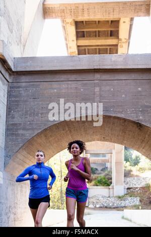 Les coureurs s'exécutant sur pont, Arroyo Seco, Pasadena, Californie, USA Banque D'Images