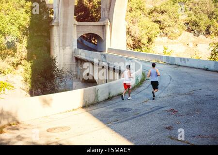 Les coureurs s'exécutant sur pont, Arroyo Seco, Pasadena, Californie, USA Banque D'Images