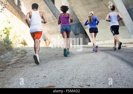 Les coureurs s'exécutant sur pont, Arroyo Seco, Pasadena, Californie, USA Banque D'Images