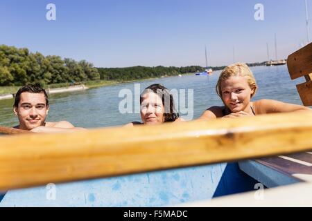 Amis avec les cheveux mouillés en la maintenant sur le lac, bateau, Schondorf am Ammersee, Bavière, Allemagne Banque D'Images