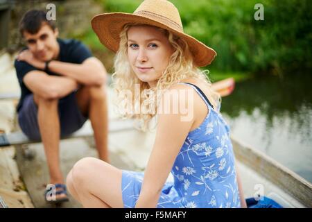 Portrait of young couple in rowing boat on river Banque D'Images