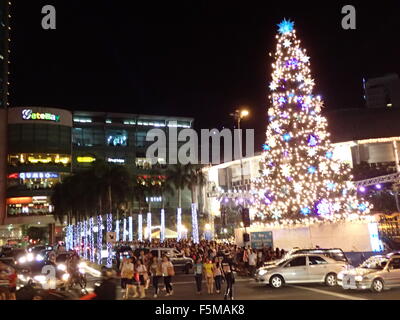 Des milliers de travailleuses dans la ville est allé(e) à l'allumage de l'étalement de l'arbre de Noël de 86 pieds à l'Araneta Centre à Cubao Quezon City, qui a été a Yuletide attraction dans la région métropolitaine de Manille depuis 1981 et s'inspire à l'arbre de Noël dans le Rockefeller Plaza à New York. Par Sherbien Dacalanio (Photo / Pacific Press) Banque D'Images