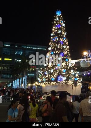 Des milliers de travailleuses dans la ville est allé(e) à l'allumage de l'étalement de l'arbre de Noël de 86 pieds à l'Araneta Centre à Cubao Quezon City, qui a été a Yuletide attraction dans la région métropolitaine de Manille depuis 1981 et s'inspire à l'arbre de Noël dans le Rockefeller Plaza à New York. Par Sherbien Dacalanio (Photo / Pacific Press) Banque D'Images