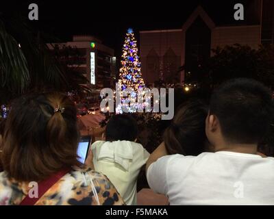 Des milliers de travailleuses dans la ville est allé(e) à l'allumage de l'étalement de l'arbre de Noël de 86 pieds à l'Araneta Centre à Cubao Quezon City, qui a été a Yuletide attraction dans la région métropolitaine de Manille depuis 1981 et s'inspire à l'arbre de Noël dans le Rockefeller Plaza à New York. Par Sherbien Dacalanio (Photo / Pacific Press) Banque D'Images